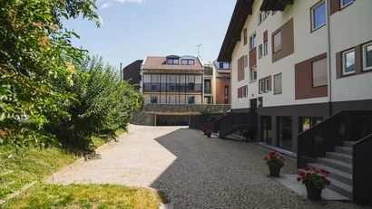 Residence Montani, Laces